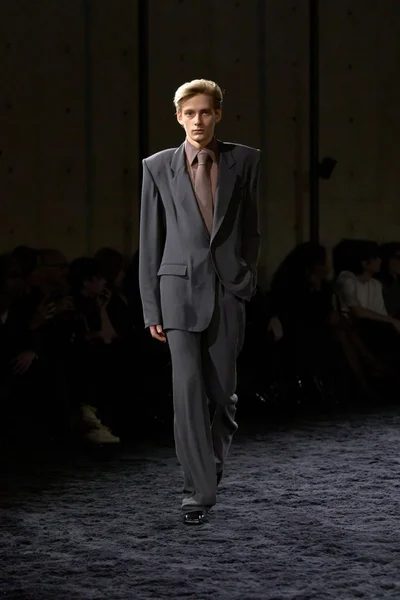 Look 25
